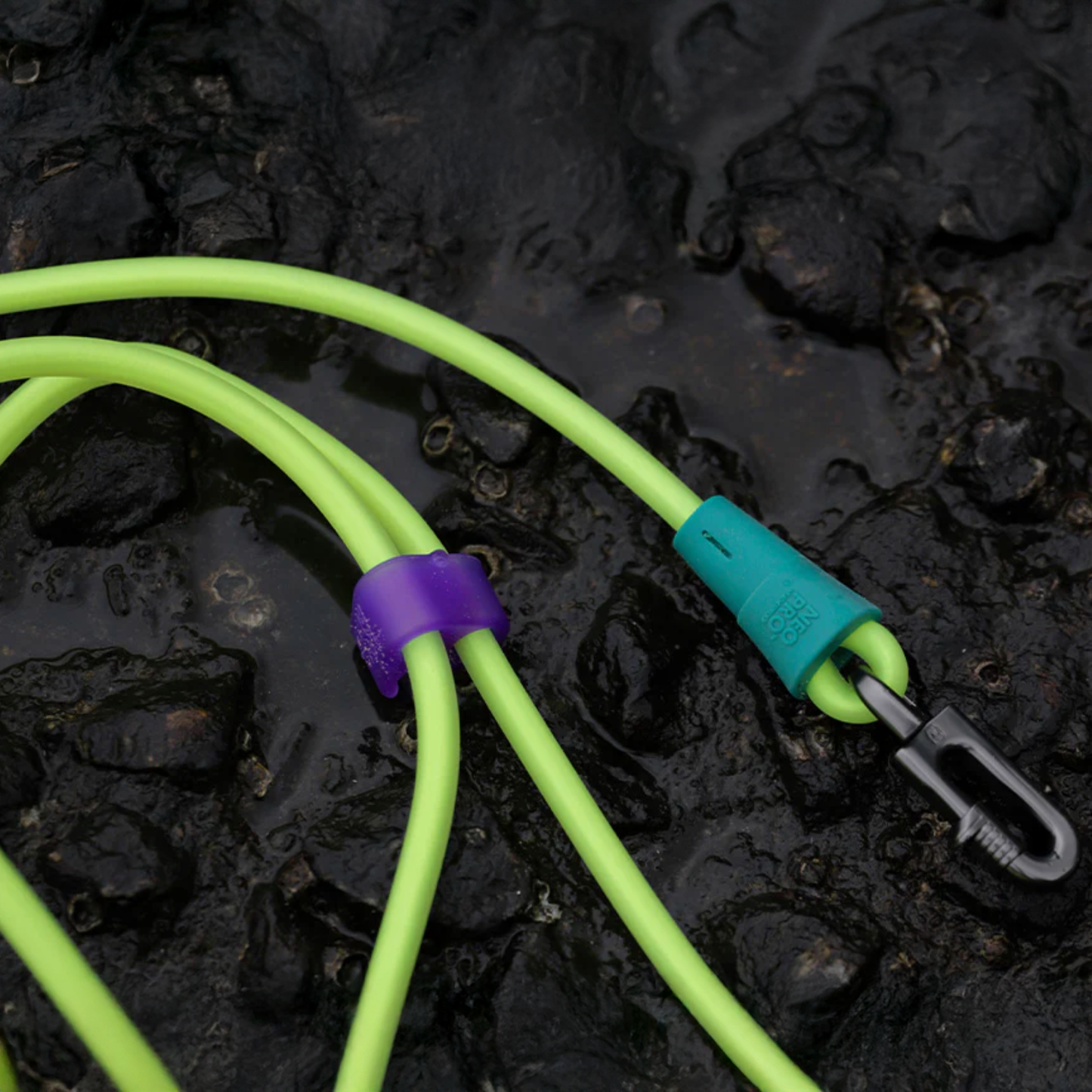 Fluo handsfree on watery rocks