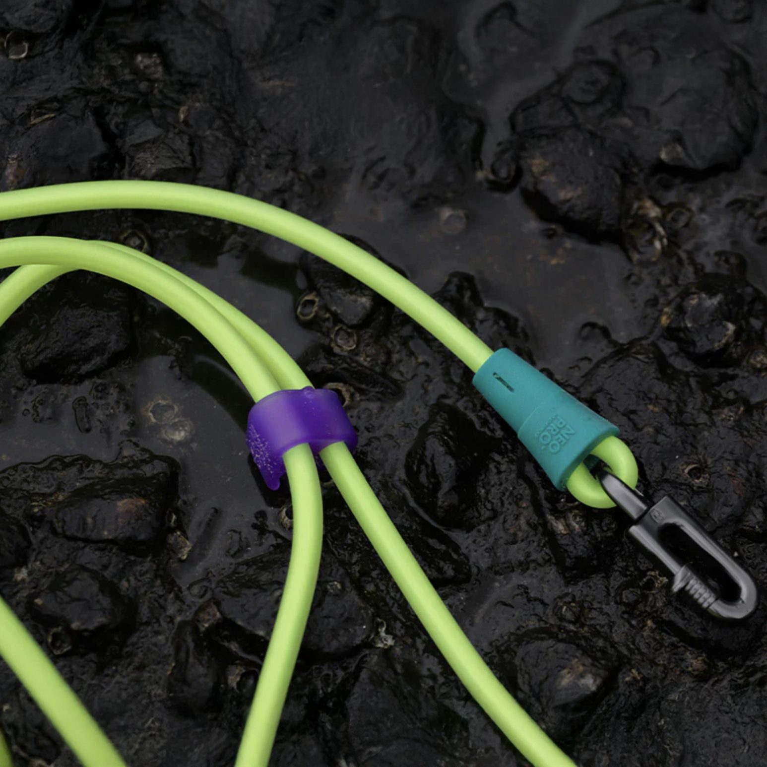 Fluo handsfree on watery rocks