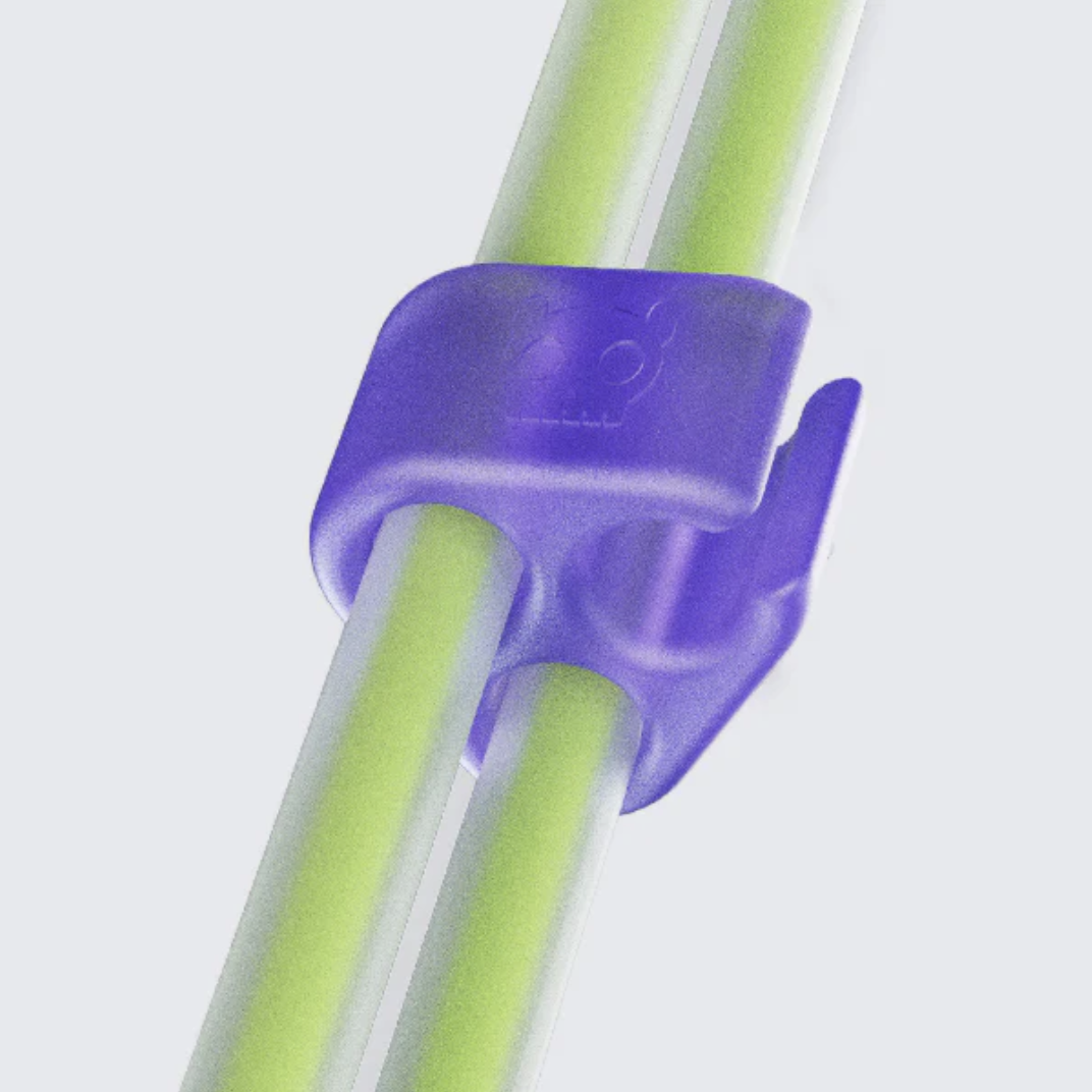 close up of the fluo leash clip